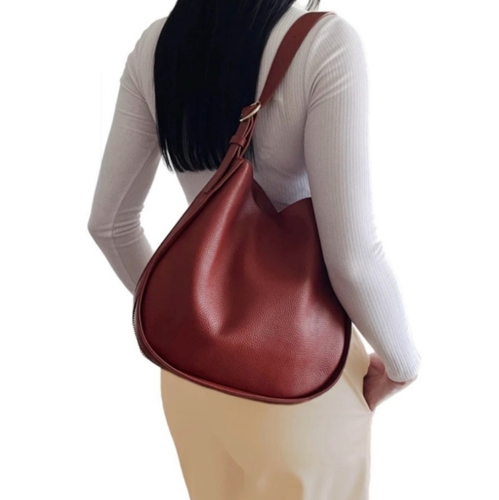 Tote le Monde London Bucket in Red